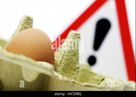 Huehnerei e avvertimento, carico di diossina con uova di gallina, Huehnerei und Warnschild, Dioxinbelastung bei Huehnereiern Foto Stock