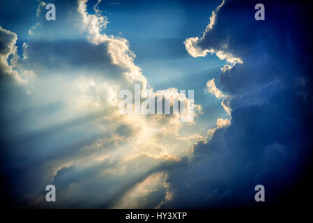 La formazione di nube, Sunray rompere attraverso la nuvolosità Wolkenformation, Sonnenstrahlen durchbrechen die Wolkendecke Foto Stock