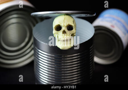 La morte di testa rivestito in conserve alimentari stagno, pregiudizievoli del bisfenolo A in conserve alimentari teglie, Totenkopf in beschichteter Konservendose, schaedliches Bisfenolo A Foto Stock