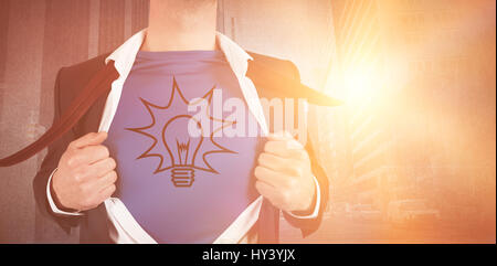 Imprenditore aprendo la sua camicia stile di supereroi contro la proiezione urbano sulla parete Foto Stock