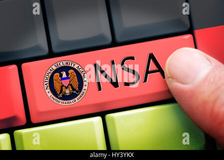 Il dito sul tasto del computer con NSA segno sulla nazionale tedesco di colori, foto simbolica Federale Servizio di Intelligence scandalo, dito auf Computertaste mit NSA Foto Stock