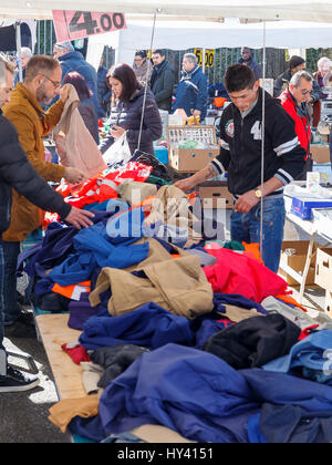 Roma, Italia - 26 Febbraio 2017: alcuni uomini scegliere abbigliamento banchi del mercato all'aperto. Foto Stock