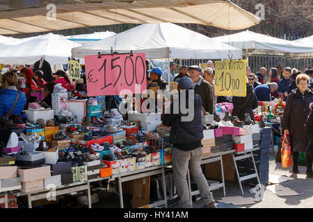 Roma, Italia - 26 Febbraio 2017: bancarelle con scarpa esposizione al mercato all'aperto. Foto Stock