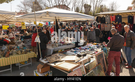 Roma, Italia - 26 Febbraio 2017: stallo al di fuori di un mercato suburbana Foto Stock