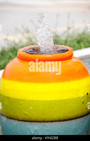 Vaso colorato fontana nel giardino piscina Foto Stock