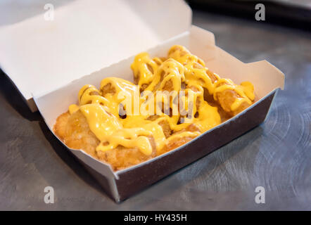 Cheesy Spicchi di patate Foto Stock