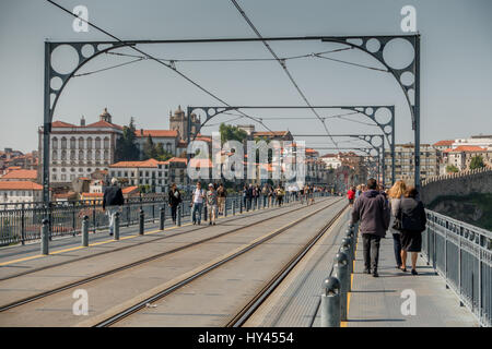 PORTO, Portogallo - 30 Maggio 2016: la gente a piedi attraverso il modello DOM Luís I Bridge a Porto, Portogallo Foto Stock