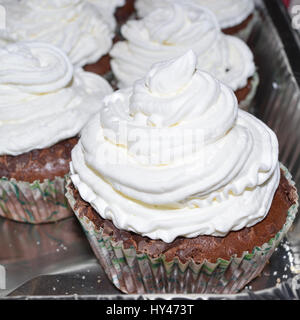 Tortine con panna e varie decorazioni colorate Foto Stock