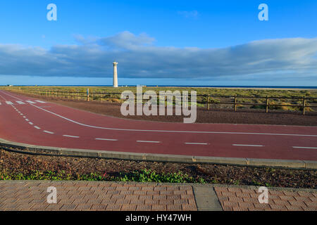 Vicolo a piedi e in bici lane con vista del faro di Morro Jable sulla spiaggia di Jandia peninsula, Fuerteventura, Isole Canarie, Spagna Foto Stock