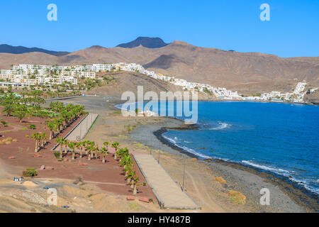 Vista della spiaggia e baia con case tradizionali bianche nel villaggio di Las Playitas, Fuerteventura, Isole Canarie, Spagna Foto Stock