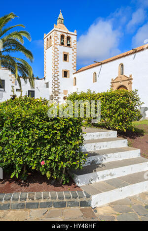 Vista della bellissima cattedrale di Santa Maria de Betancuria sull isola di Fuerteventura, Spagna Foto Stock