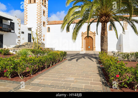 Vista della bellissima cattedrale di Santa Maria de Betancuria sull isola di Fuerteventura, Spagna Foto Stock