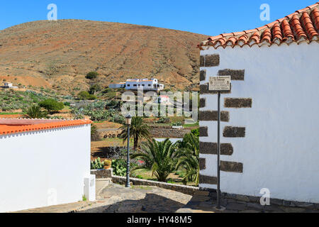 Tipico stile delle Canarie edifici nel villaggio di Betancuria e vista del paesaggio di montagna, Fuerteventura, Isole Canarie, Spagna
