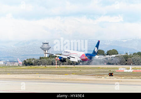 Aereo Boeing 777, della compagnia aerea Aeromexico (CDMX livrea), è l'atterraggio su una pista a Madrid - Barajas, Adolfo SUAREZ aeroporto. Giorno di nuvole. L'inverno. Foto Stock