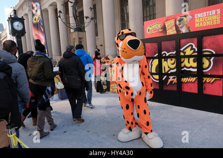 Cheetos Chester Cheetah e equipaggio promozionale la distribuzione di campioni gratuiti di Cheetos Flamin Hot snack al formaggio per i consumatori nella parte anteriore della stazione di unione, Foto Stock