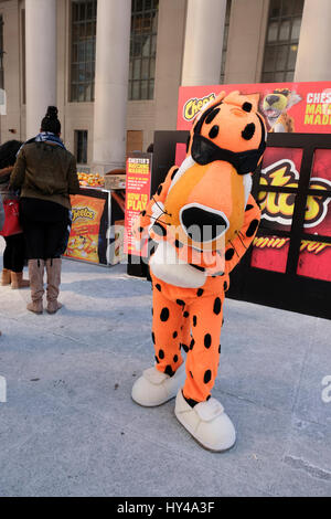 Cheetos Chester Cheetah, team di promozione che distribuisce campioni gratuiti di Cheetos Flamin Hot cheese snack ai consumatori, Union Station, Toronto Foto Stock