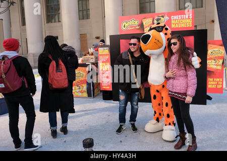 Cheetos Chester Cheetah e equipaggio promozionale la distribuzione di campioni gratuiti di Cheetos Flamin Hot snack al formaggio per i consumatori nella parte anteriore della stazione di unione, Foto Stock