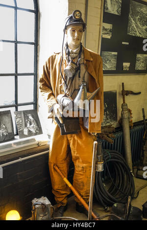 I minatori vestito con maschera e casco e tuta di sicurezza sul display alla miniera di carbone, Museo minerario, Heerlen, Limburgo, Paesi Bassi Foto Stock