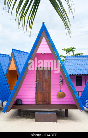 Viola bungalow in legno su una spiaggia tropicale Foto Stock