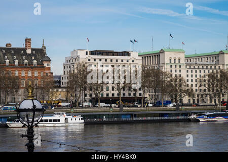 New Scotland Yard sul terrapieno, fiume Thames, London, England, Regno Unito Foto Stock