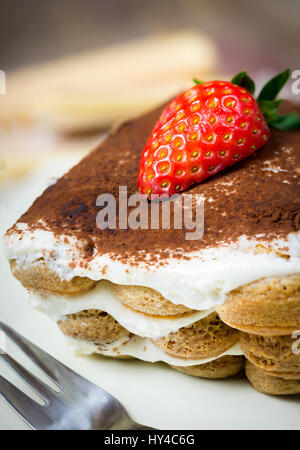 Tipico dolce italiano chiamato tiramisù con mascarpone e caffè Foto Stock