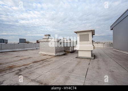 Su un tetto piatto di raffreddamento vi aria condizionata Foto Stock