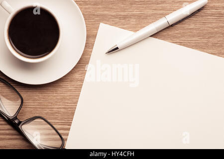 Carta bianca nota sui Tablet con la penna. Business Plan Concept Foto Stock