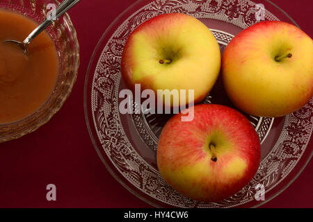 Angolo di alta vista di un primo piano di mele e composta di Apple Foto Stock