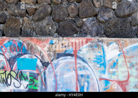 Vecchio graffiti su un muro di cemento ha molto una texture unica dopo anni e anni di previsioni e di abuso. Foto Stock