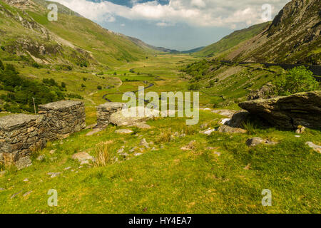 Vista di nant Ffrancon passa con la II Guerra Mondiale Anti cubetti di serbatoio. Idwal Cottage, Parco Nazionale di Snowdonia, Gwynedd, Wales, Regno Unito. Foto Stock