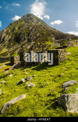 Vista da Idwal Cottage di montagna Pen yr Ole Wen con la II Guerra Mondiale Anti cubetti di serbatoio. Idwal Cottage, Parco Nazionale di Snowdonia, Gwynedd, Wales, Regno K Foto Stock