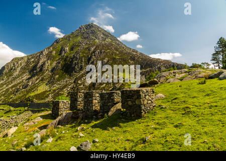 Vista da Idwal Cottage di montagna Pen yr Ole Wen con la II Guerra Mondiale Anti cubetti di serbatoio. Idwal Cottage, Parco Nazionale di Snowdonia, Gwynedd, Wales, Regno K Foto Stock