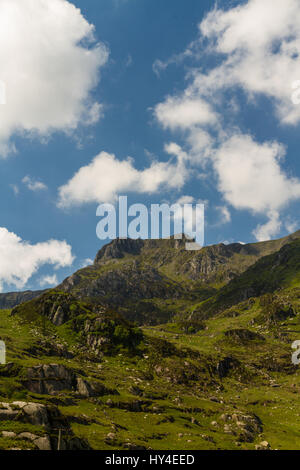 Vista da Idwal Cottage di montagna Y Garn. Idwal Cottage, Parco Nazionale di Snowdonia, Gwynedd, Wales, Regno Unito. Foto Stock