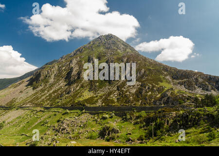 Vista da Idwal Cottage di montagna Pen yr Ole Wen. Idwal Cottage, Parco Nazionale di Snowdonia, Gwynedd, Wales, Regno Unito. Foto Stock