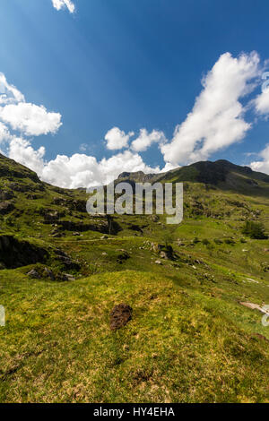 Vista da Idwal Cottage di montagna Y Garn. Idwal Cottage, Parco Nazionale di Snowdonia, Gwynedd, Wales, Regno Unito. Foto Stock