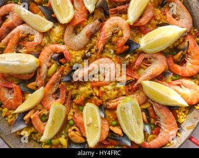 Tradizionale spagnolo paella di pesce piatto sul tavolo da sopra. Foto Stock