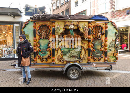 La donna accanto a organetto, organetto, nelle strade di Sittard, Limburgo, Paesi Bassi Foto Stock