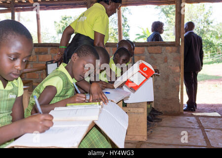 Gli studenti a un ponte Accademie Internazionali scuola primaria a Mpigi, Uganda. Foto Stock