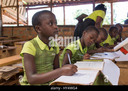 Gli studenti a un ponte Accademie Internazionali scuola primaria a Mpigi, Uganda. Foto Stock