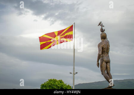 Bandiera macedone con monumento "epifania" a Ohrid Macedonia Foto Stock