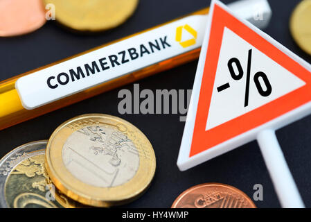 Avvertenza negativi con un segno di percentuale e Commerzbank penna biro, simbolico foto INTERESSE NEGATIVO, Warnschild mit negativem Prozentzeichen und Commer Foto Stock