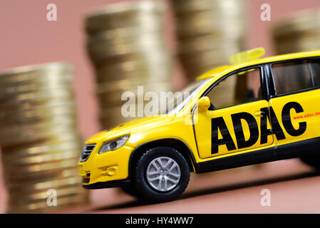 ADAC veicolo in miniatura e coin pila, ADAC Miniaturfahrzeug und Muenzstapel Foto Stock