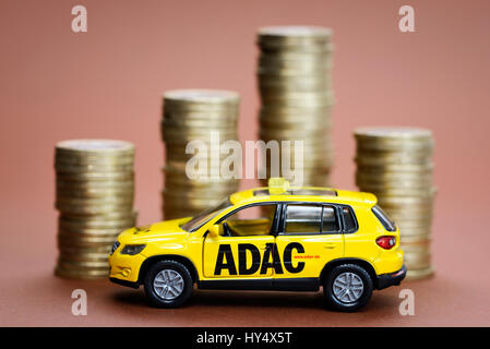 ADAC veicolo in miniatura e coin pila, ADAC Miniaturfahrzeug und Muenzstapel Foto Stock