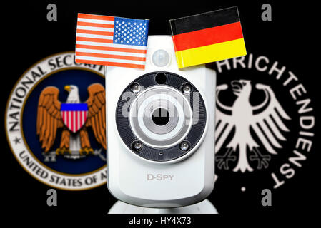 La webcam e il segno della Federal Intelligence Service e NSA, simbolico photo Federale Servizio di Intelligence scandalo, Webcam und Zeichen von BND und NSA, Symb Foto Stock