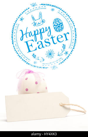 Felice Pasqua logo contro il tag vuoto di fronte all uovo di pasqua Foto Stock