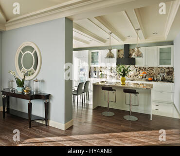 Appartamento di lusso in stile classico a Mosca; progettazione di interni, classic, pastello, soggiorno, camera, arredamento, design, esclusivo, lifestyle, ricca,cucina Foto Stock