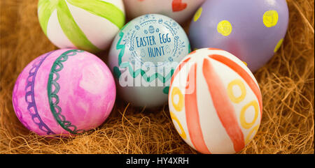 Uovo di Pasqua logo suoneria contro il dipinto di uova di pasqua nel nido Foto Stock