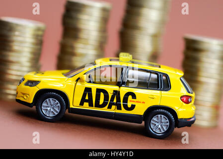 ADAC veicolo in miniatura e coin pila, ADAC Miniaturfahrzeug und Muenzstapel Foto Stock