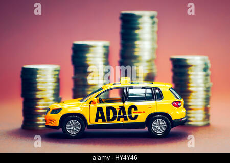 ADAC veicolo in miniatura e coin pila, ADAC Miniaturfahrzeug und Muenzstapel Foto Stock