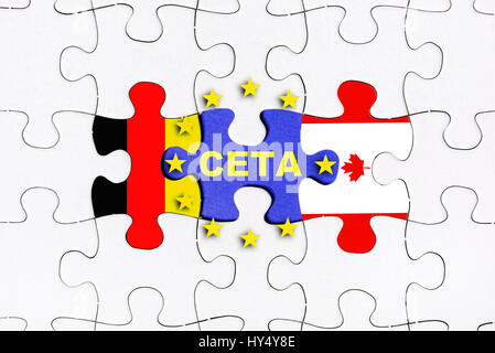 Puzzle etichette parti CETA e le bandiere della UE, Germania e Canada, Puzzleteile Aufschrift CETA und den Fahnen von UE, Deutschland und Kanada Foto Stock